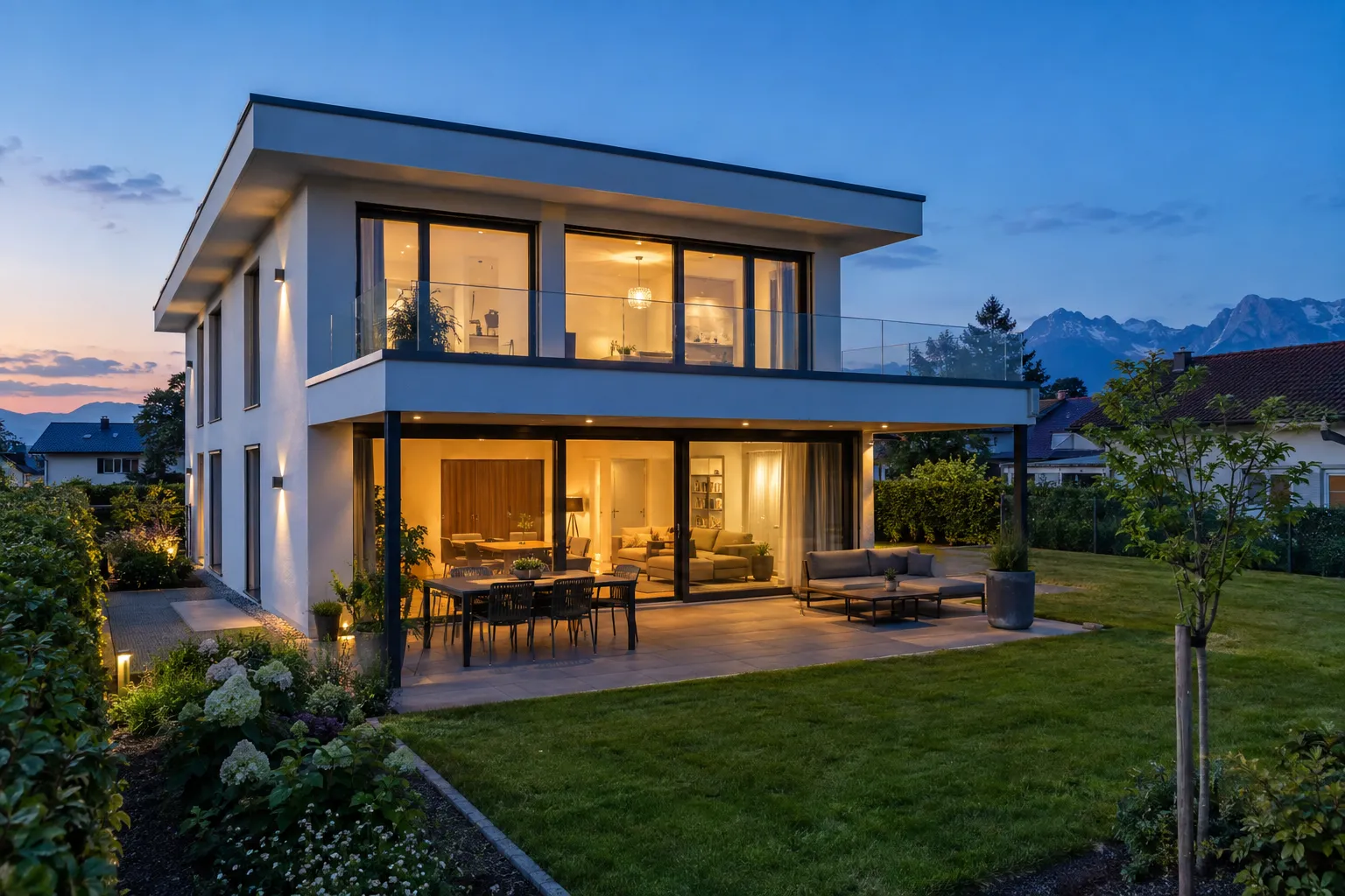 Modernes Einfamilienhaus zur blauen Stunde
